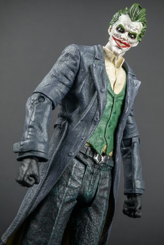 Figura - Batman: Arkham Origins "The Joker" 18cm.