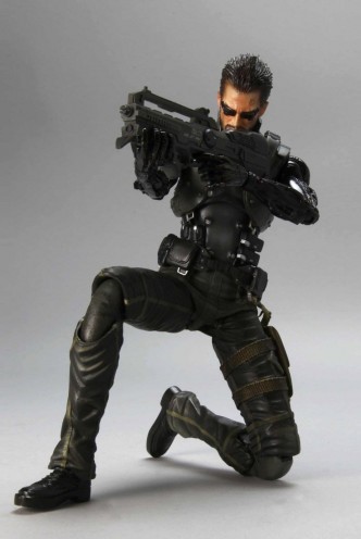 Figura Play Arts Kai - Deus EX: Human Revolution "Adam Jensen" 24,2cm.